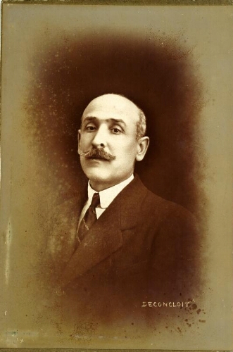 Portrait d'un homme chauve avec les moustaches